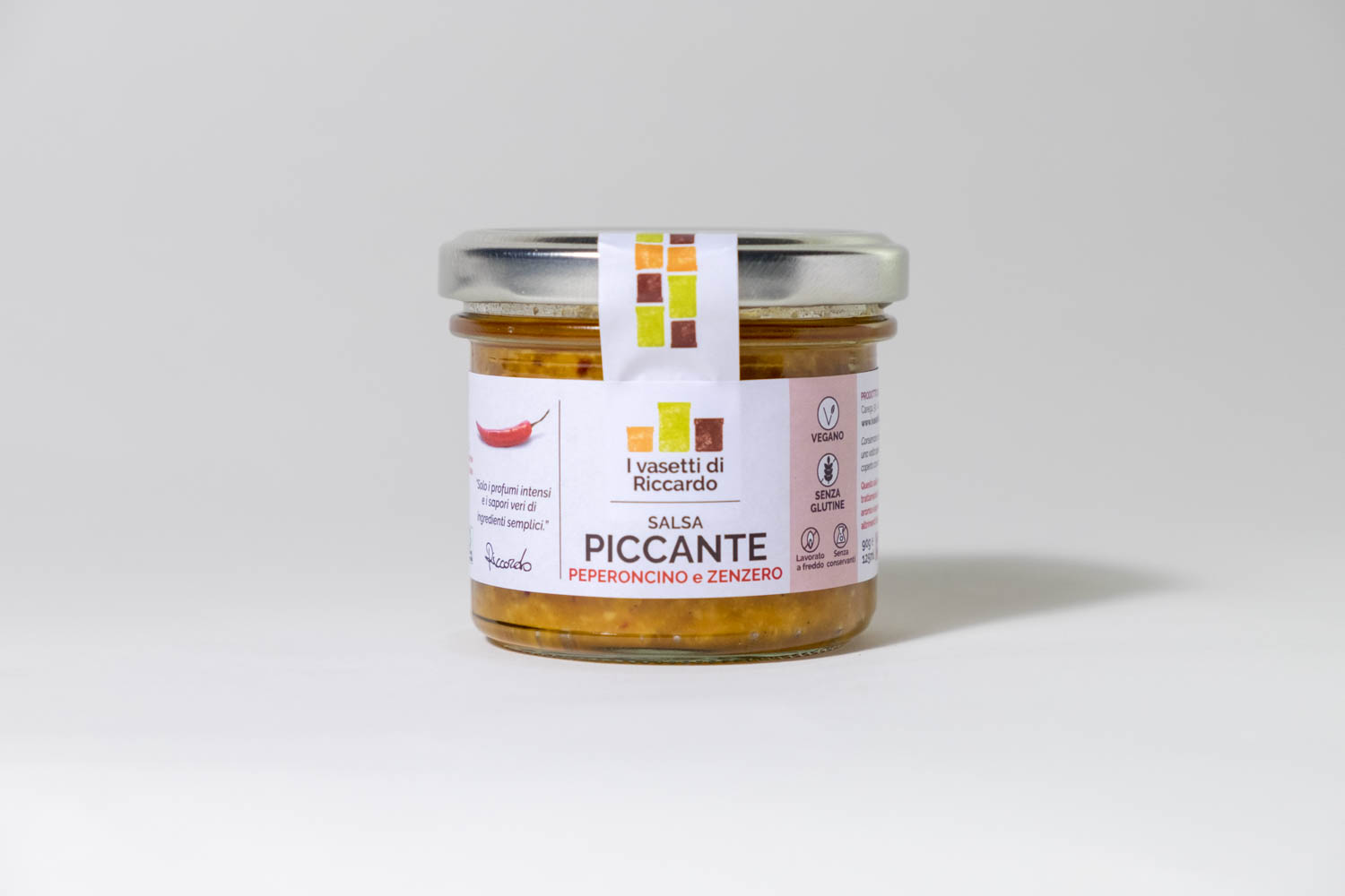 Immagine che presenta un vasetto di salsa piccante peperoncino e zenzero.